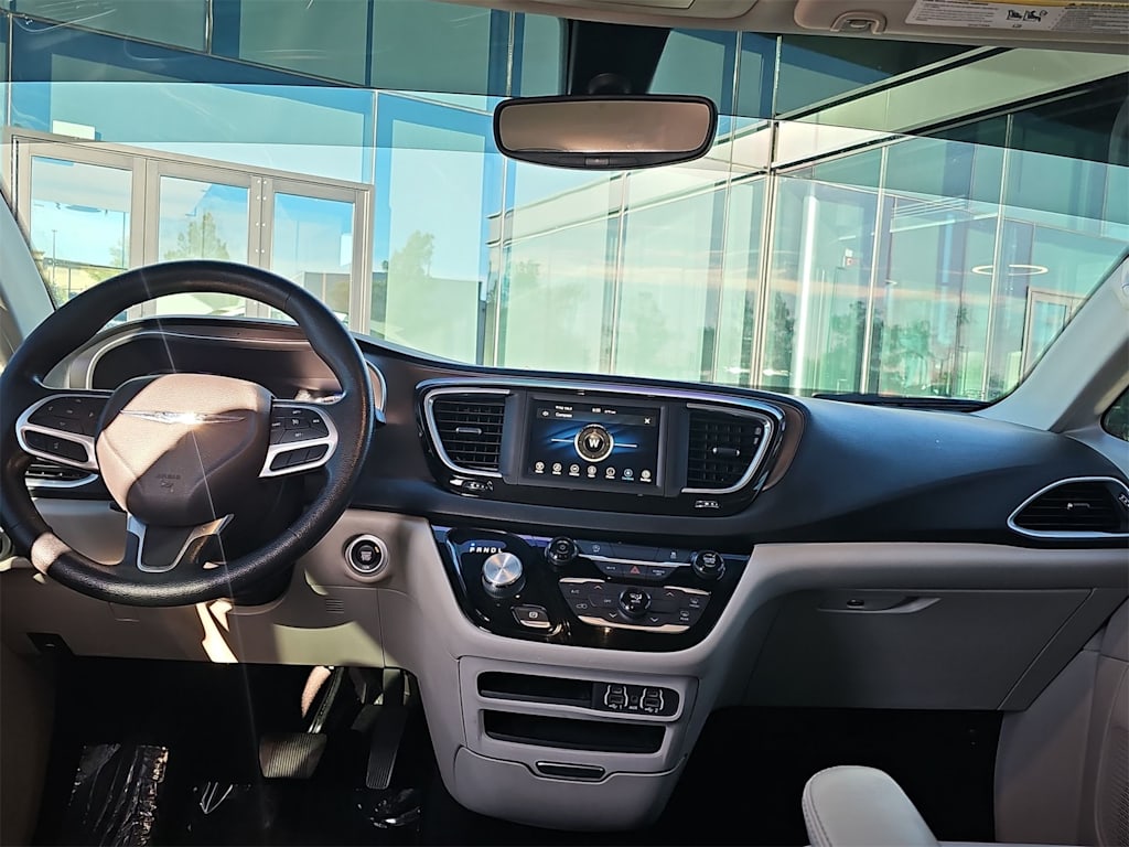 Thumbnail: 2021 Chrysler Voyager - 9