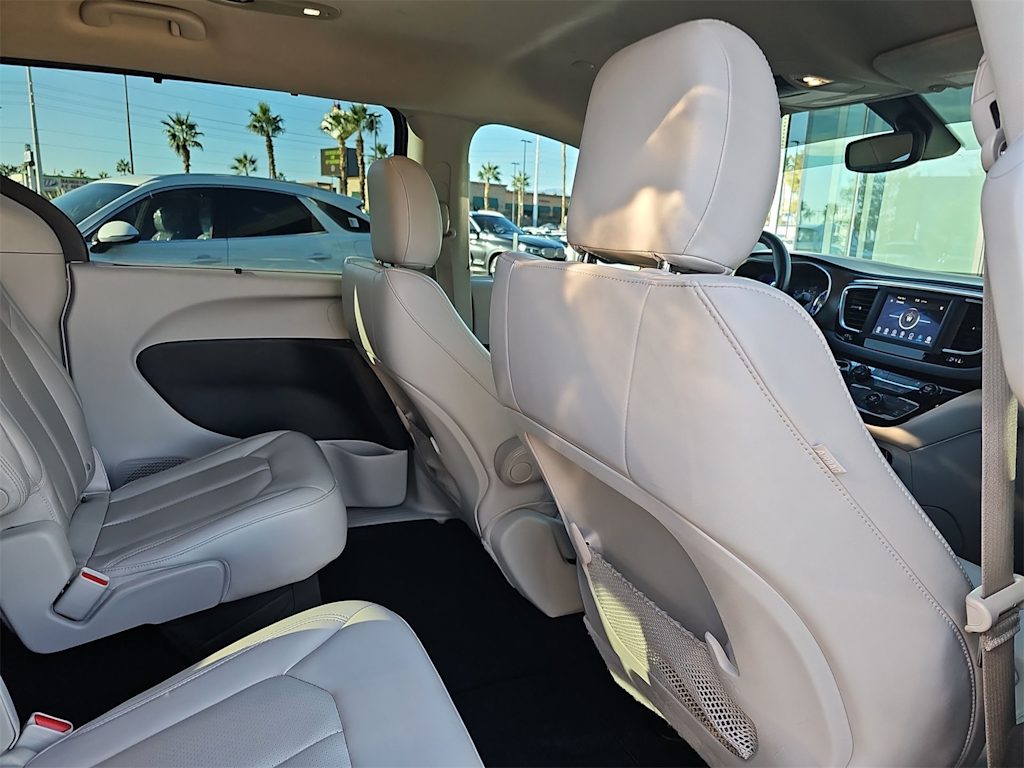 Thumbnail: 2021 Chrysler Voyager - 12