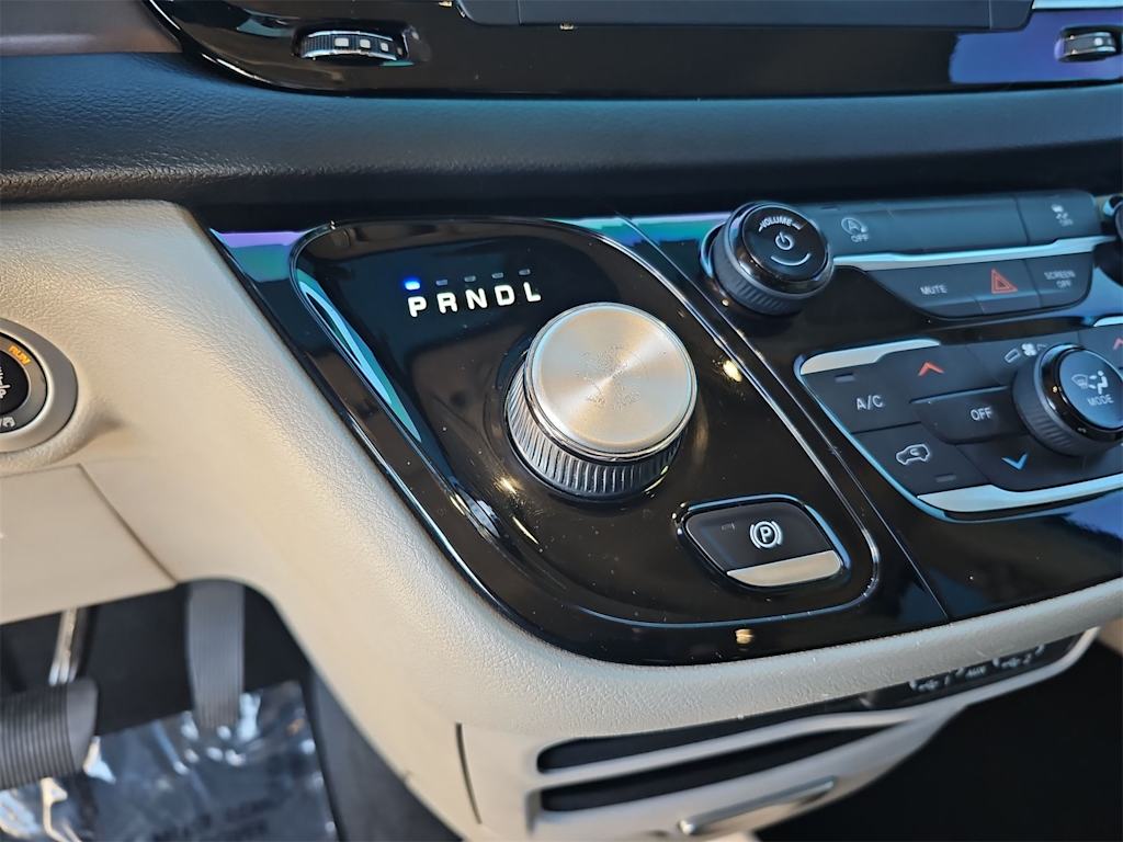 Thumbnail: 2021 Chrysler Voyager - 24