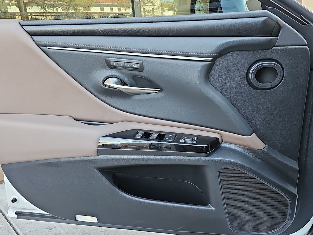 Thumbnail: 2023 Lexus ES - 27