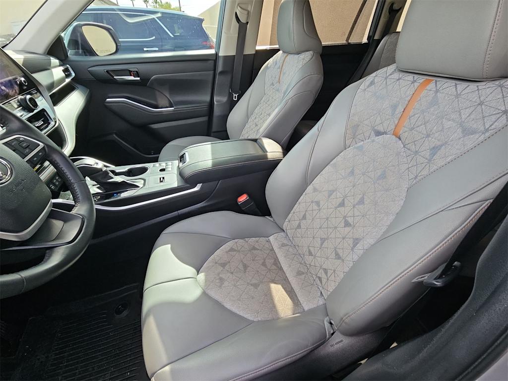 Thumbnail: 2023 Toyota Highlander - 10