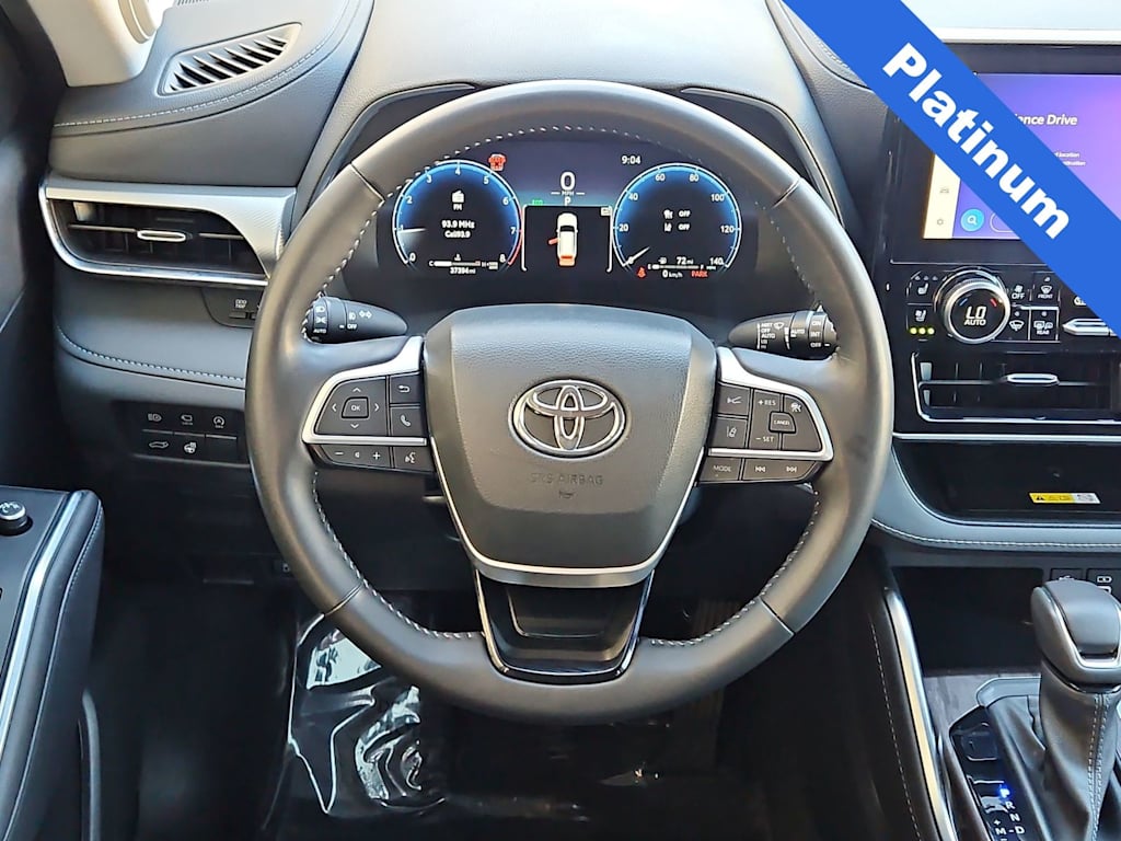 Thumbnail: 2023 Toyota Highlander - 14