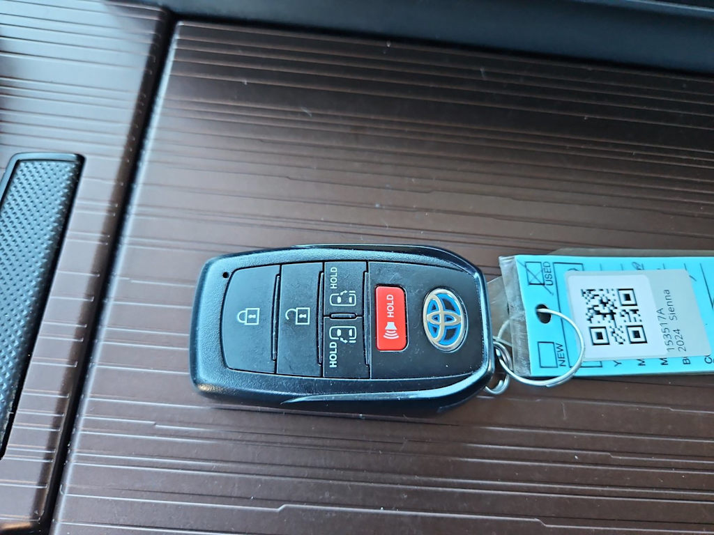 Thumbnail: 2024 Toyota Sienna - 18