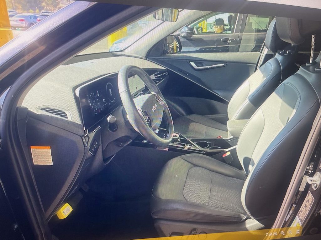 Thumbnail: 2023 Kia Niro - 8