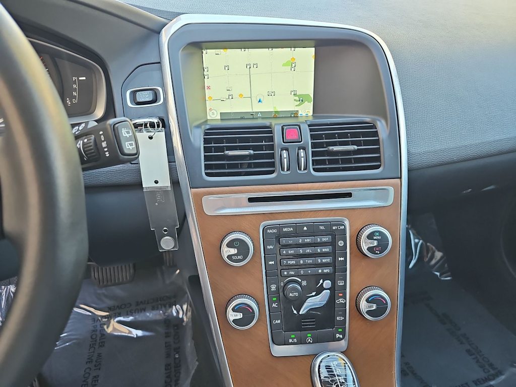 Thumbnail: 2017 Volvo XC60 - 14