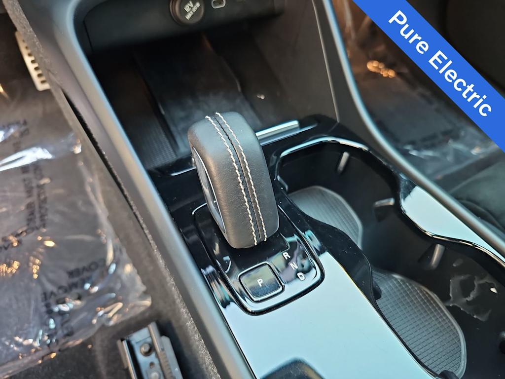 Thumbnail: 2022 Volvo XC40 - 16