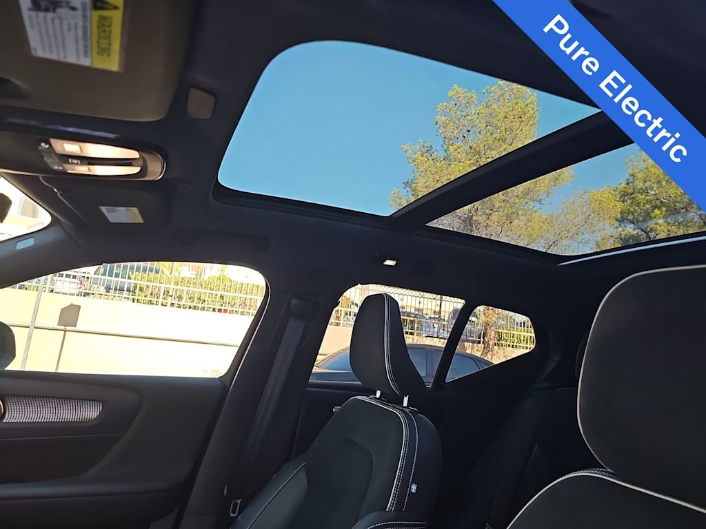 Thumbnail: 2022 Volvo XC40 - 28