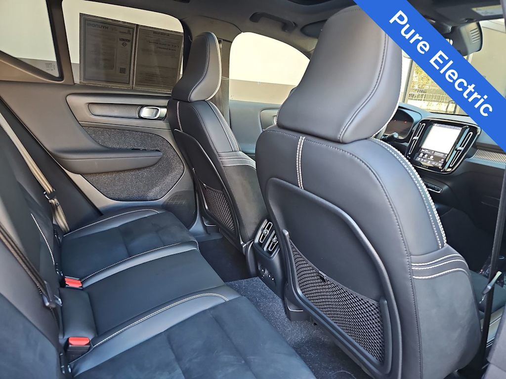 Thumbnail: 2022 Volvo XC40 - 13