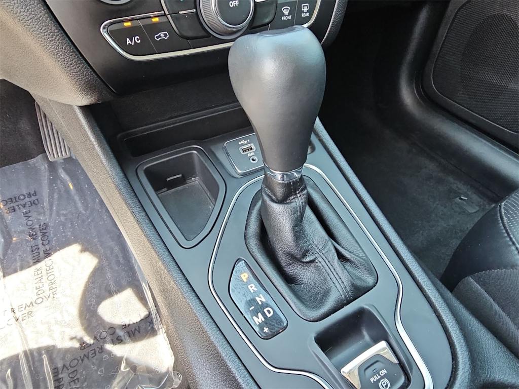 Thumbnail: 2021 Jeep Cherokee - 16