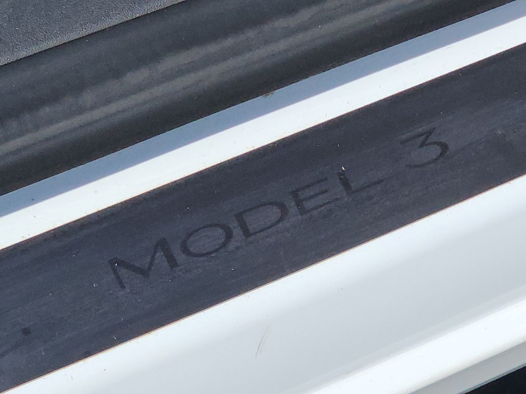 Thumbnail: 2023 Tesla Model 3 - 21