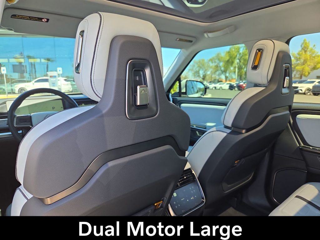 Thumbnail: 2025 Rivian R1S - 21