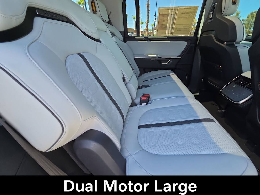 Thumbnail: 2025 Rivian R1S - 10