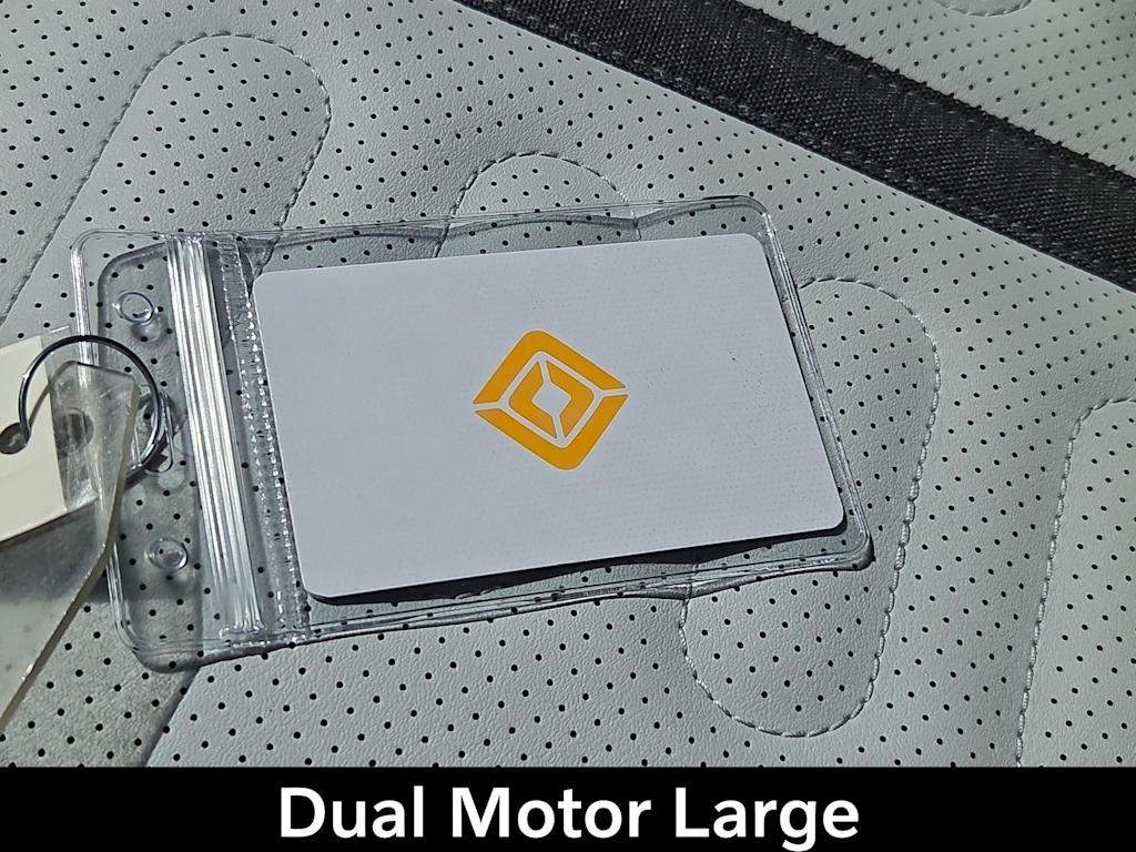 Thumbnail: 2025 Rivian R1S - 25