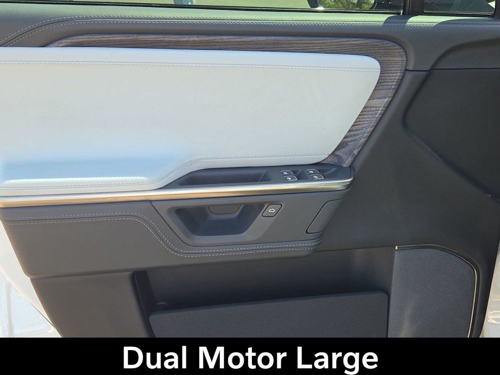 Thumbnail: 2025 Rivian R1S - 28