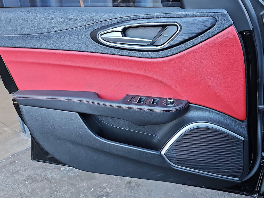 Thumbnail: 2020 Alfa Romeo Giulia - 26