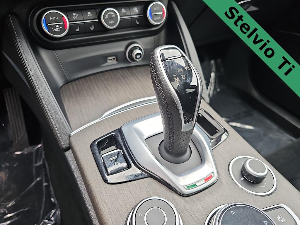 Thumbnail: 2021 Alfa Romeo Stelvio - 15