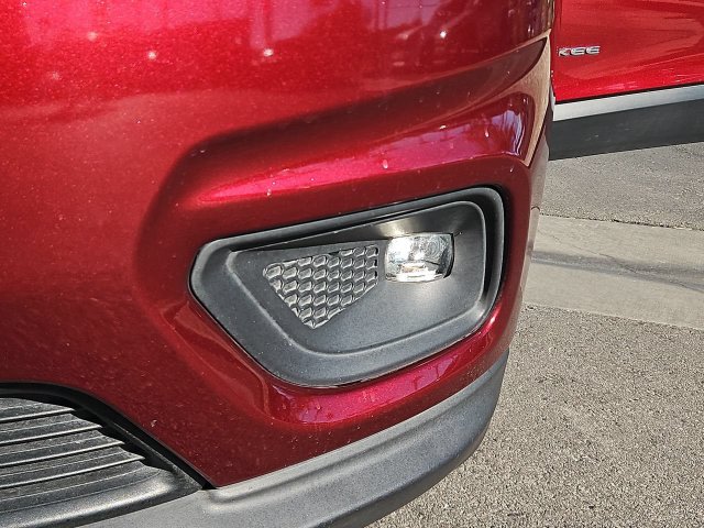 Thumbnail: 2019 Jeep Cherokee - 23