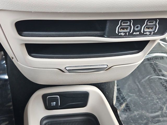 Thumbnail: 2023 Chrysler Voyager - 32
