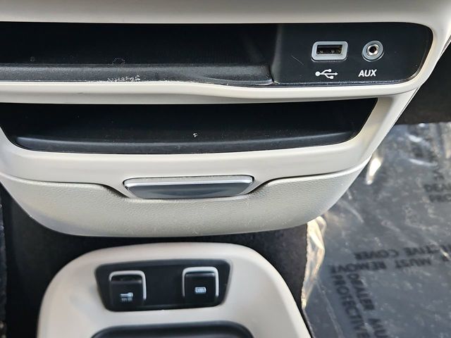 Thumbnail: 2020 Chrysler Voyager - 32
