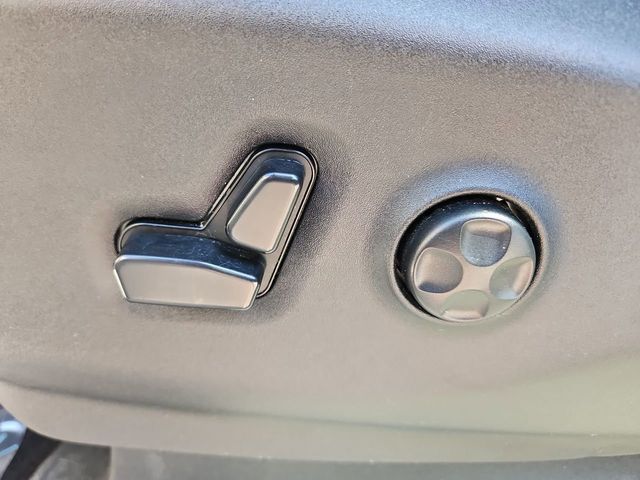 Thumbnail: 2020 Chrysler Voyager - 25