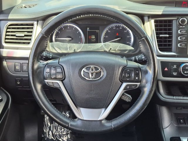 Thumbnail: 2017 Toyota Highlander - 14