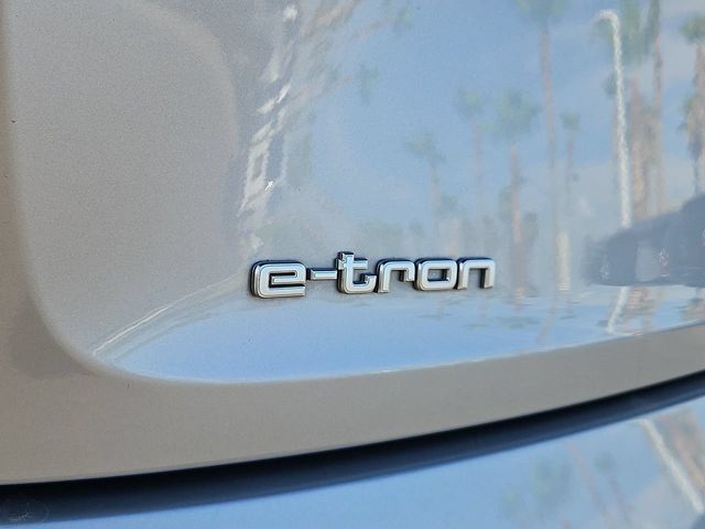Thumbnail: 2022 Audi e-tron - 24