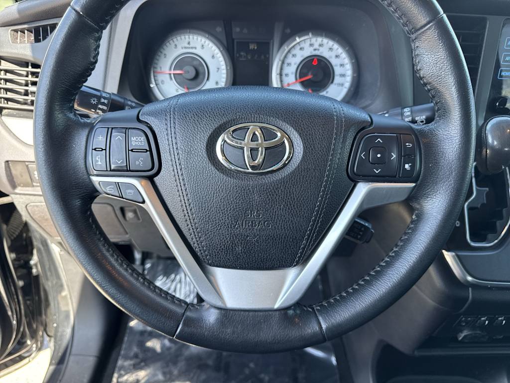 Thumbnail: 2016 Toyota Sienna - 9