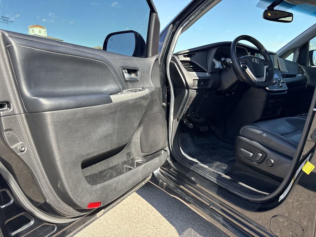 Thumbnail: 2016 Toyota Sienna - 21