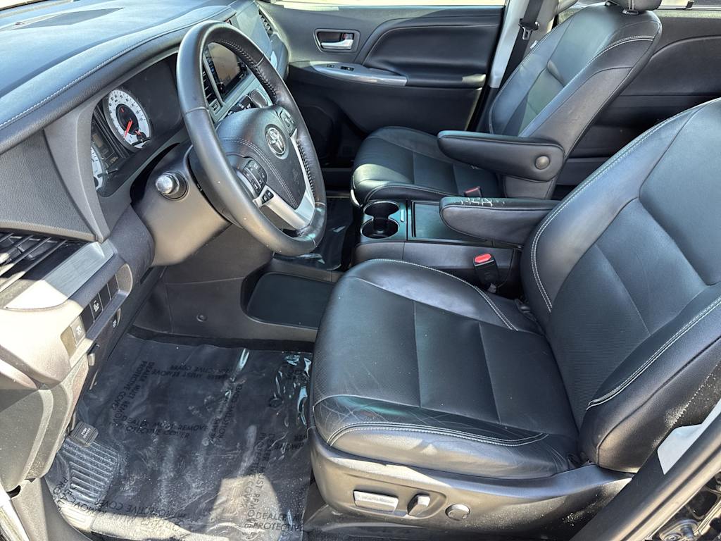 Thumbnail: 2016 Toyota Sienna - 10