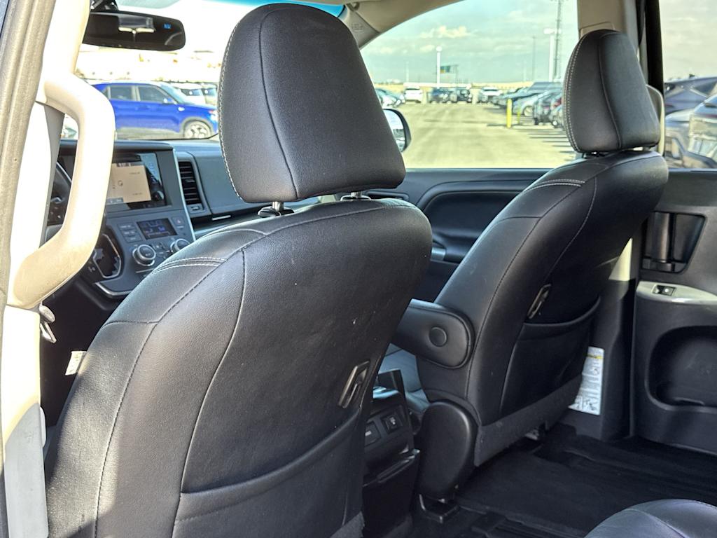 Thumbnail: 2016 Toyota Sienna - 11