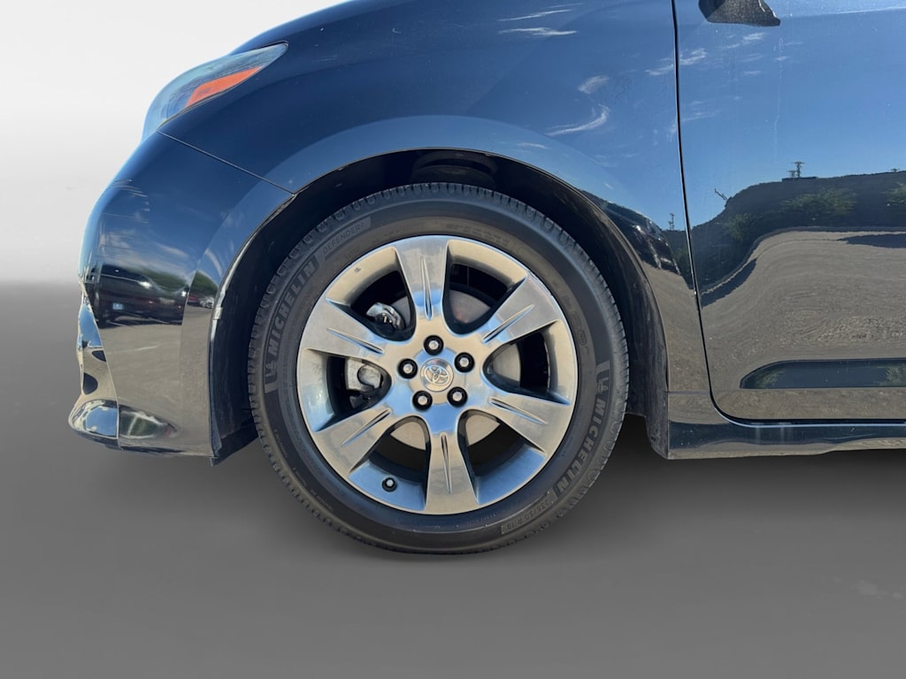 Thumbnail: 2016 Toyota Sienna - 7