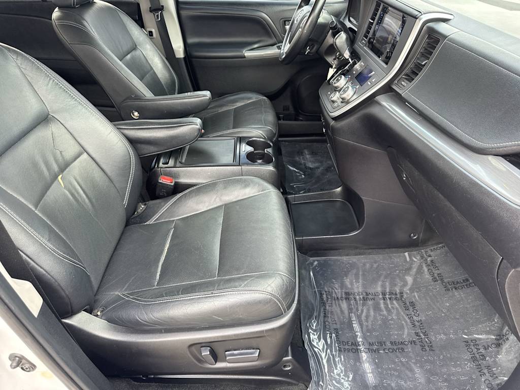 Thumbnail: 2015 Toyota Sienna - 25