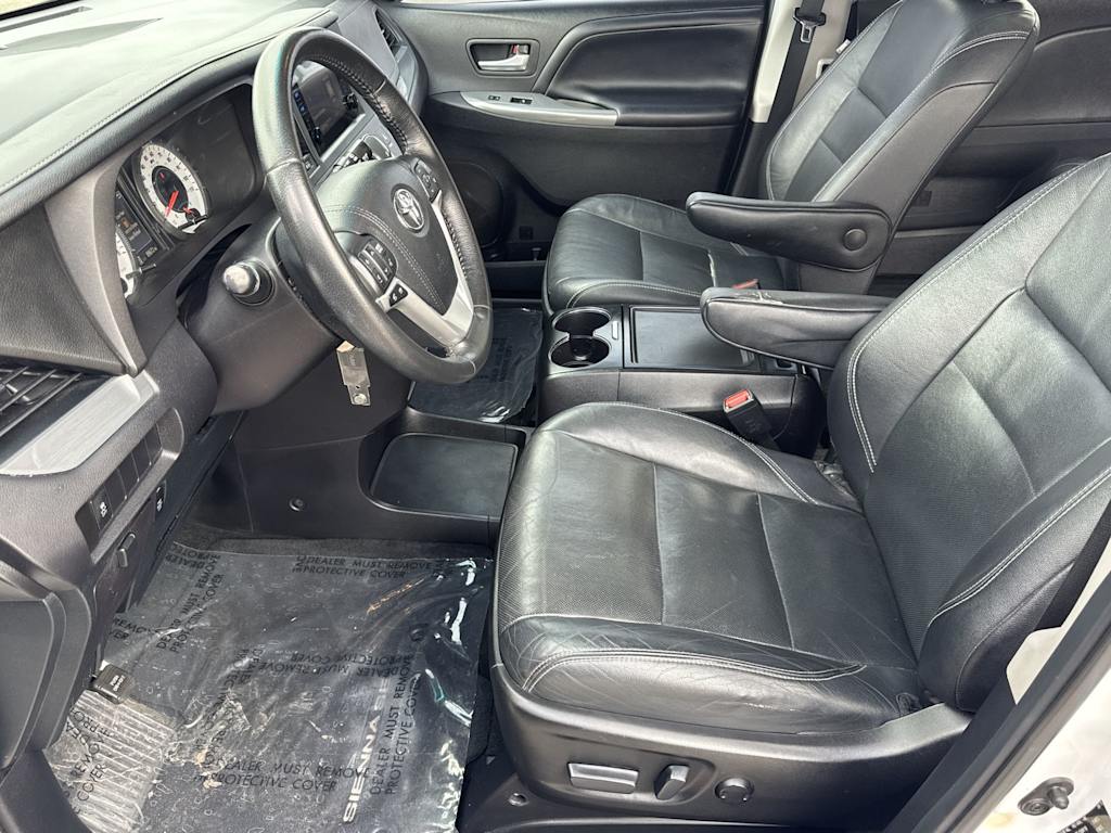 Thumbnail: 2015 Toyota Sienna - 9