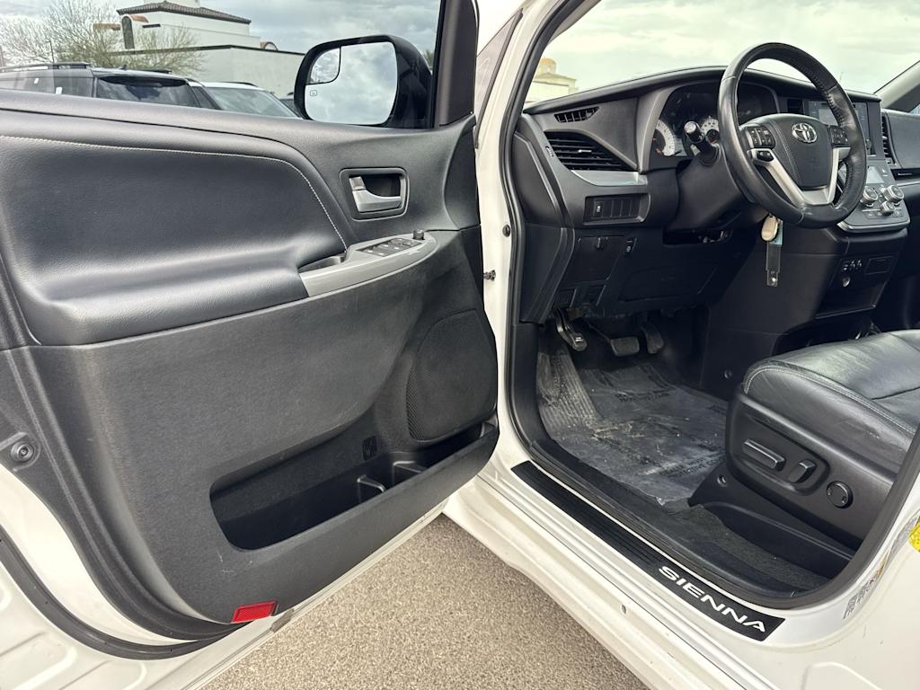 Thumbnail: 2015 Toyota Sienna - 20