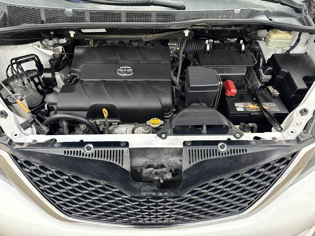 Thumbnail: 2015 Toyota Sienna - 8