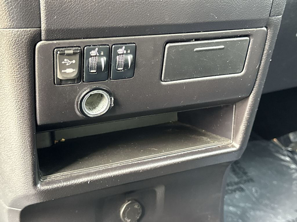 Thumbnail: 2015 Toyota Sienna - 28