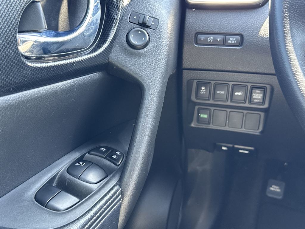 2016 Nissan Rogue SL 19
