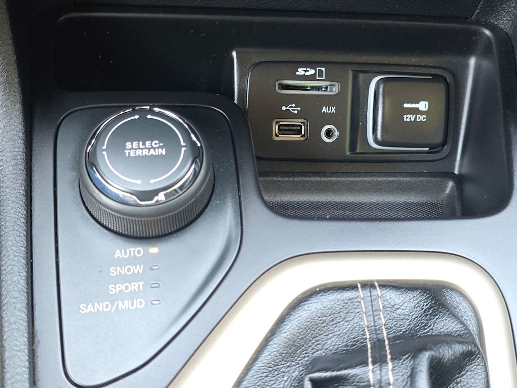 Thumbnail: 2015 Jeep Cherokee - 24