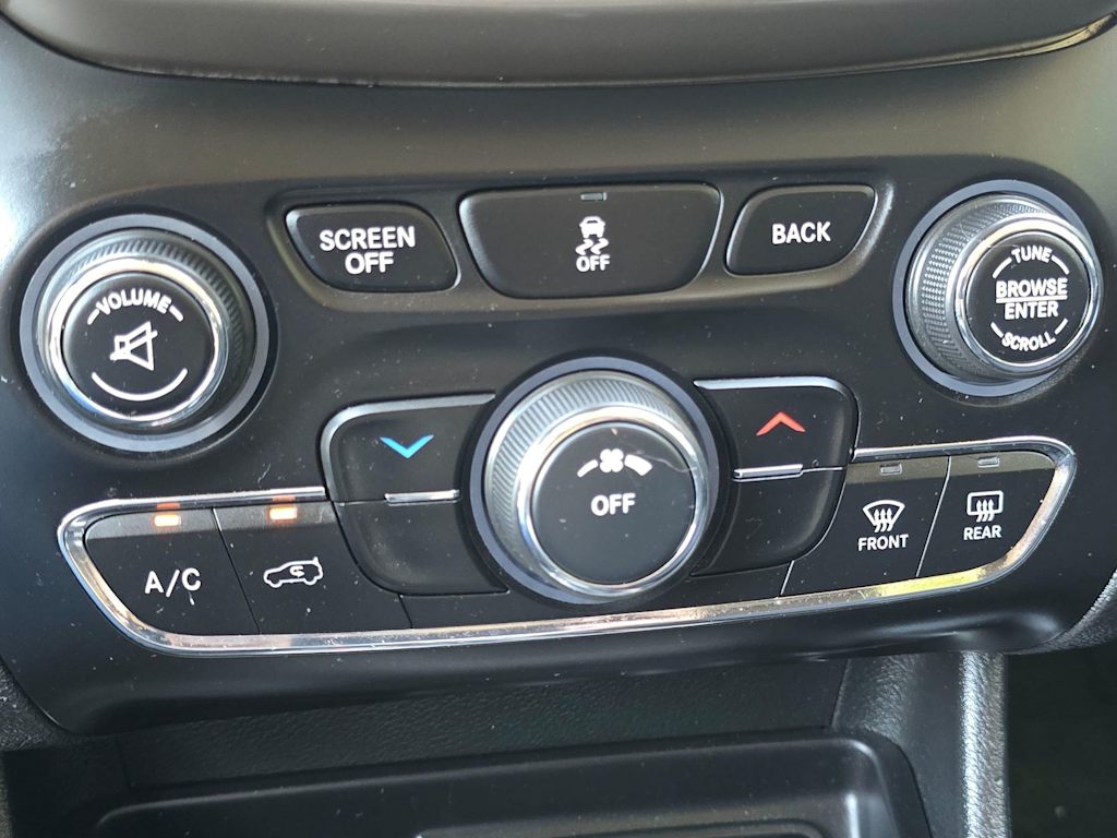 Thumbnail: 2015 Jeep Cherokee - 23