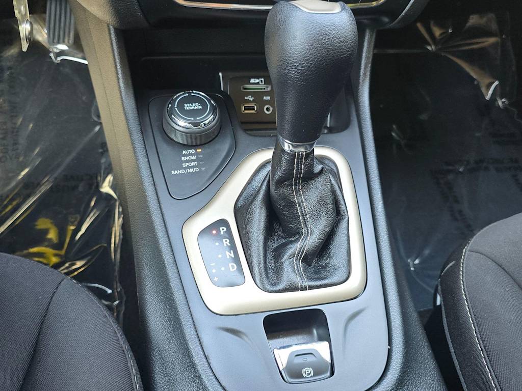Thumbnail: 2015 Jeep Cherokee - 17
