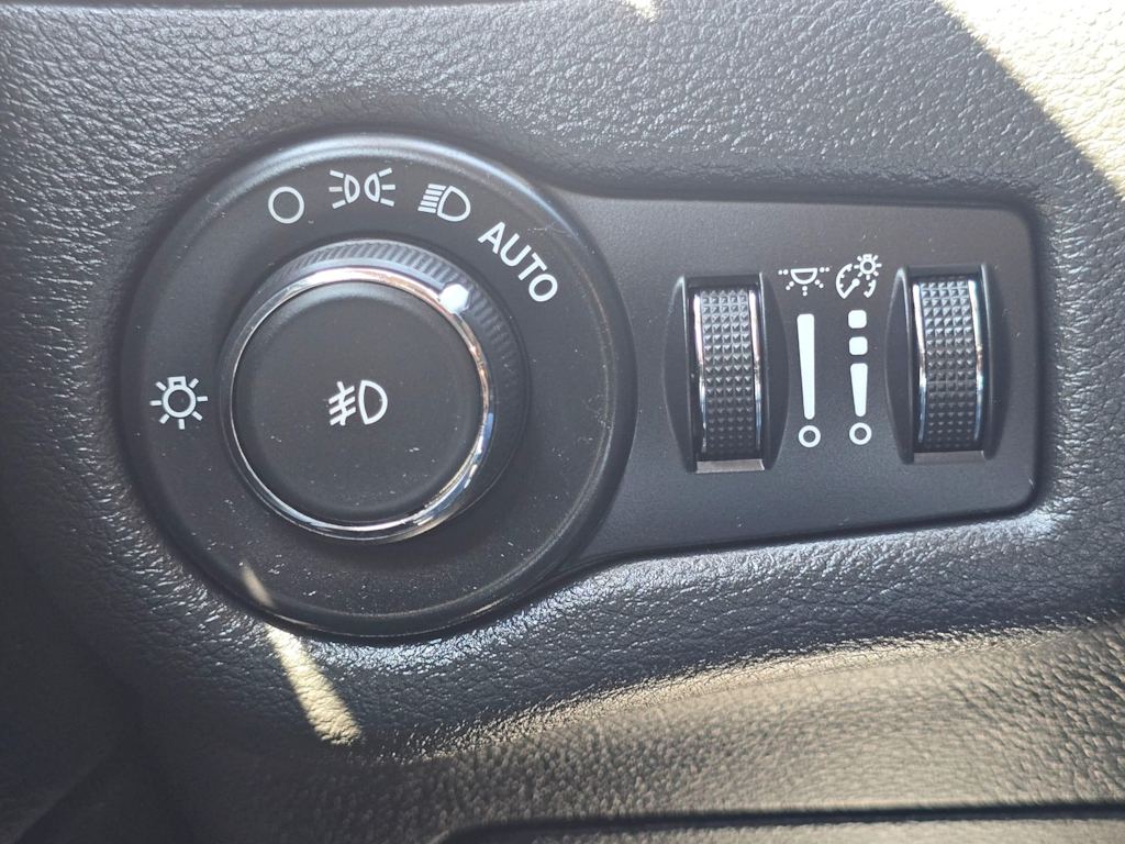 Thumbnail: 2015 Jeep Cherokee - 25