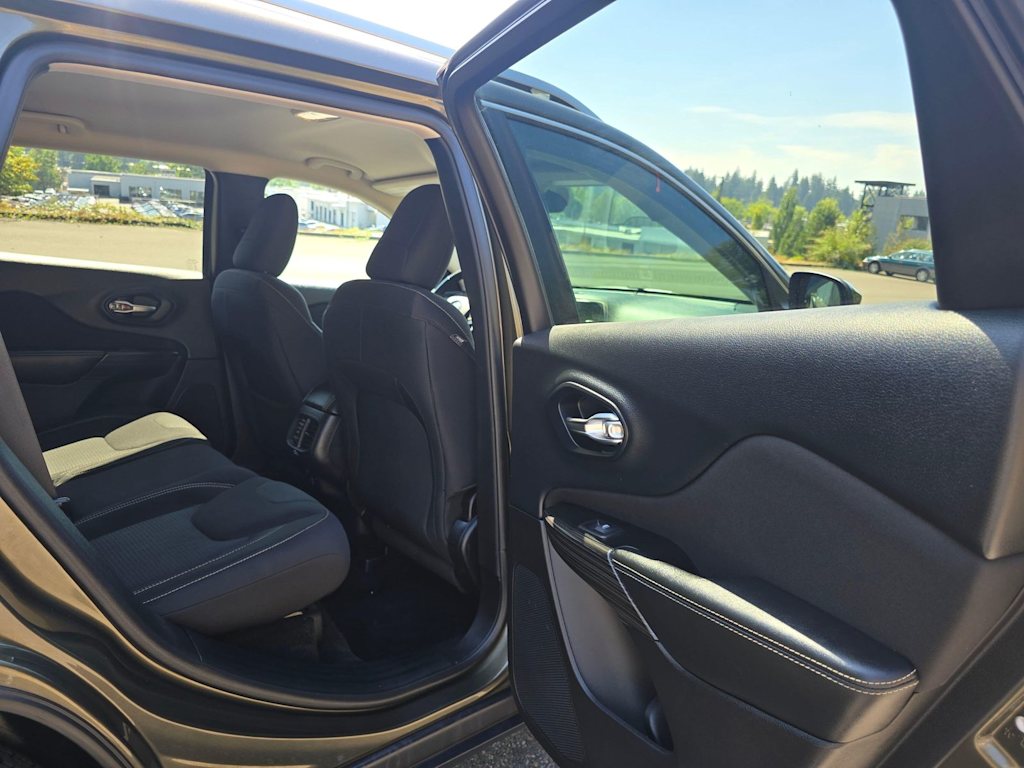 Thumbnail: 2015 Jeep Cherokee - 28