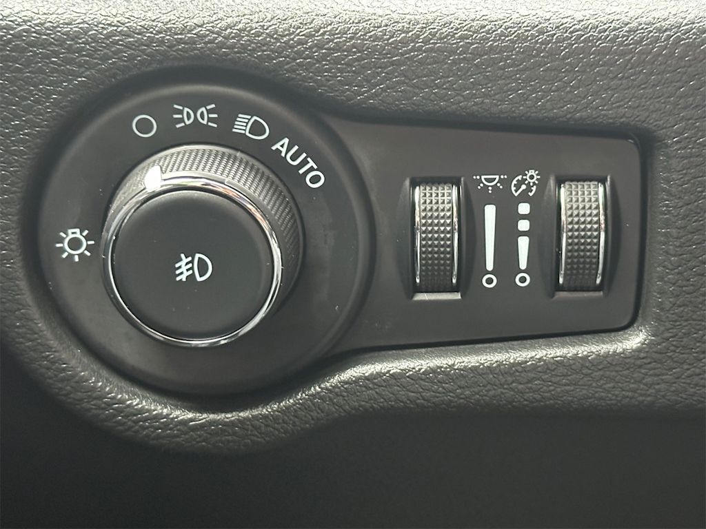 Thumbnail: 2023 Chrysler Pacifica - 21