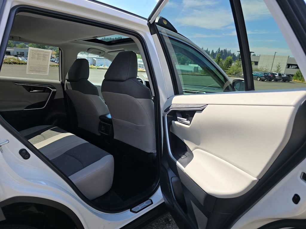 Thumbnail: 2025 Toyota RAV4 - 31