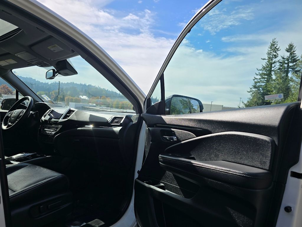 Thumbnail: 2017 Honda Pilot - 15