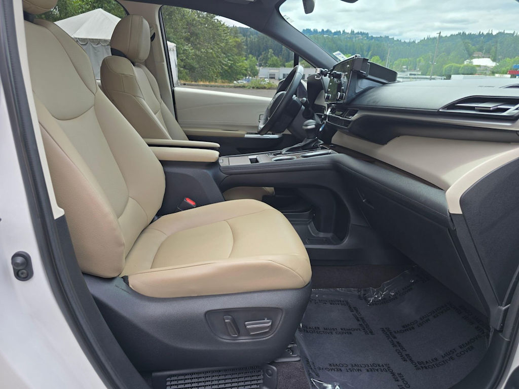 Thumbnail: 2021 Toyota Sienna - 12