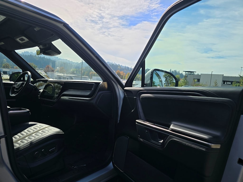 Thumbnail: 2025 Rivian R1S - 30