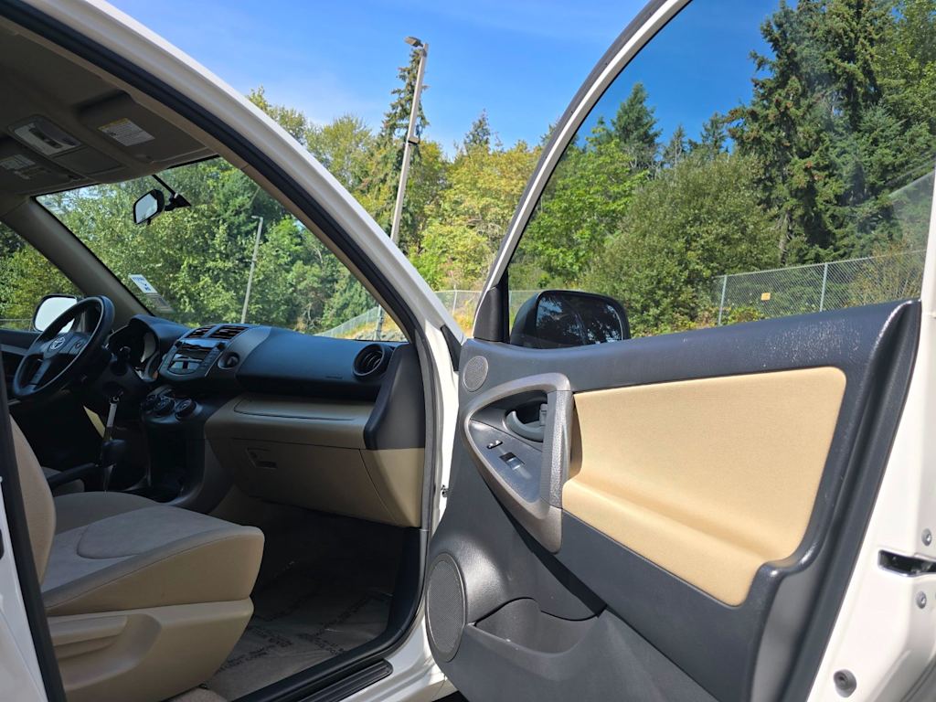 Thumbnail: 2011 Toyota RAV4 - 28