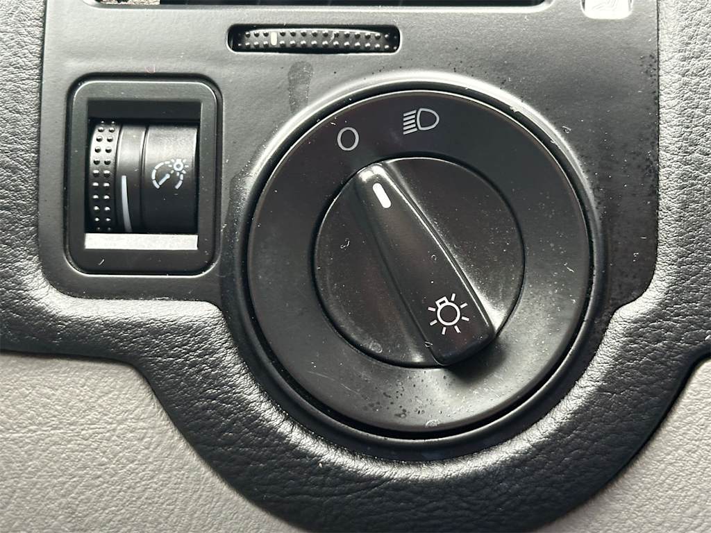 Thumbnail: 2003 Volkswagen Jetta - 24