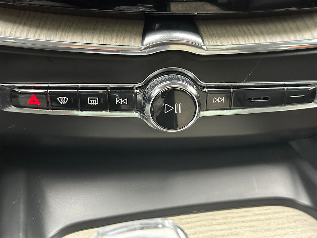 Thumbnail: 2022 Volvo XC60 - 24